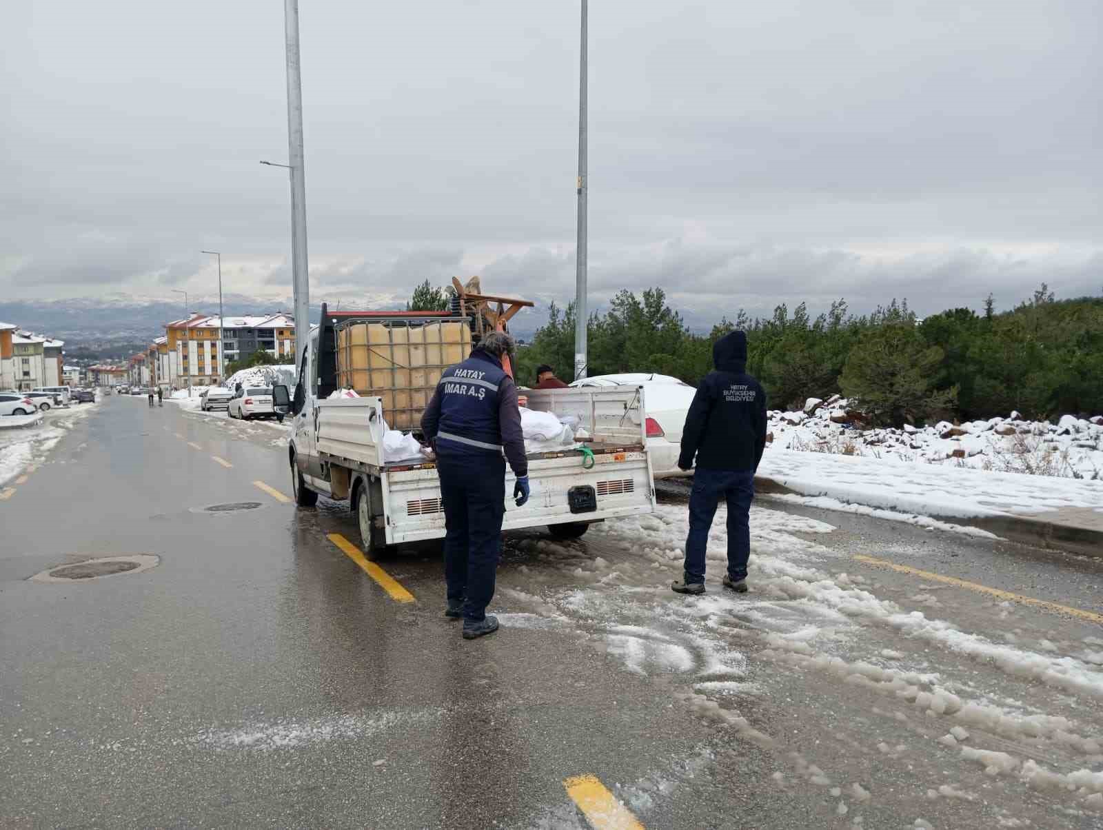 Kar yağışı sürücülere zor anlar yaşatırken çocukları mutlu etti
