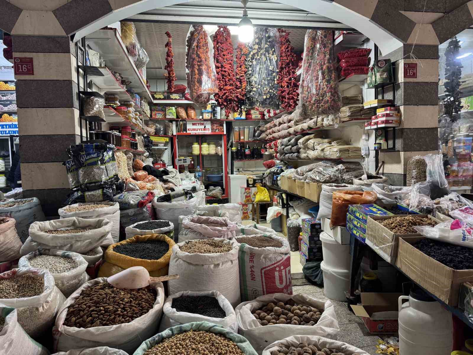 Kar yağışı vatandaşın kuru yemişe talebini arttırdı
