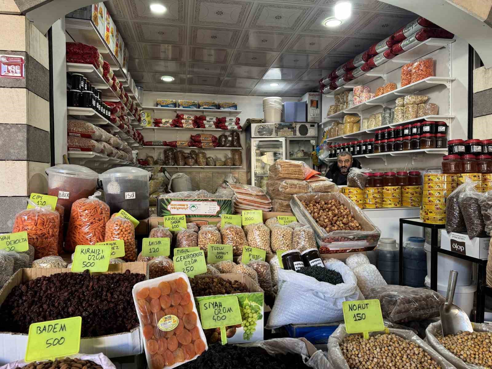 Kar yağışı vatandaşın kuru yemişe talebini arttırdı
