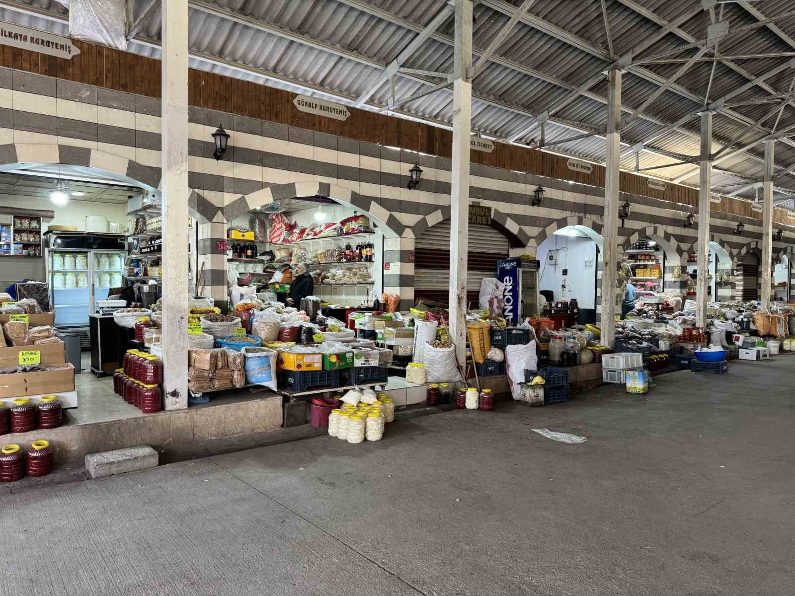 Kar yağışı vatandaşın kuru yemişe talebini arttırdı
