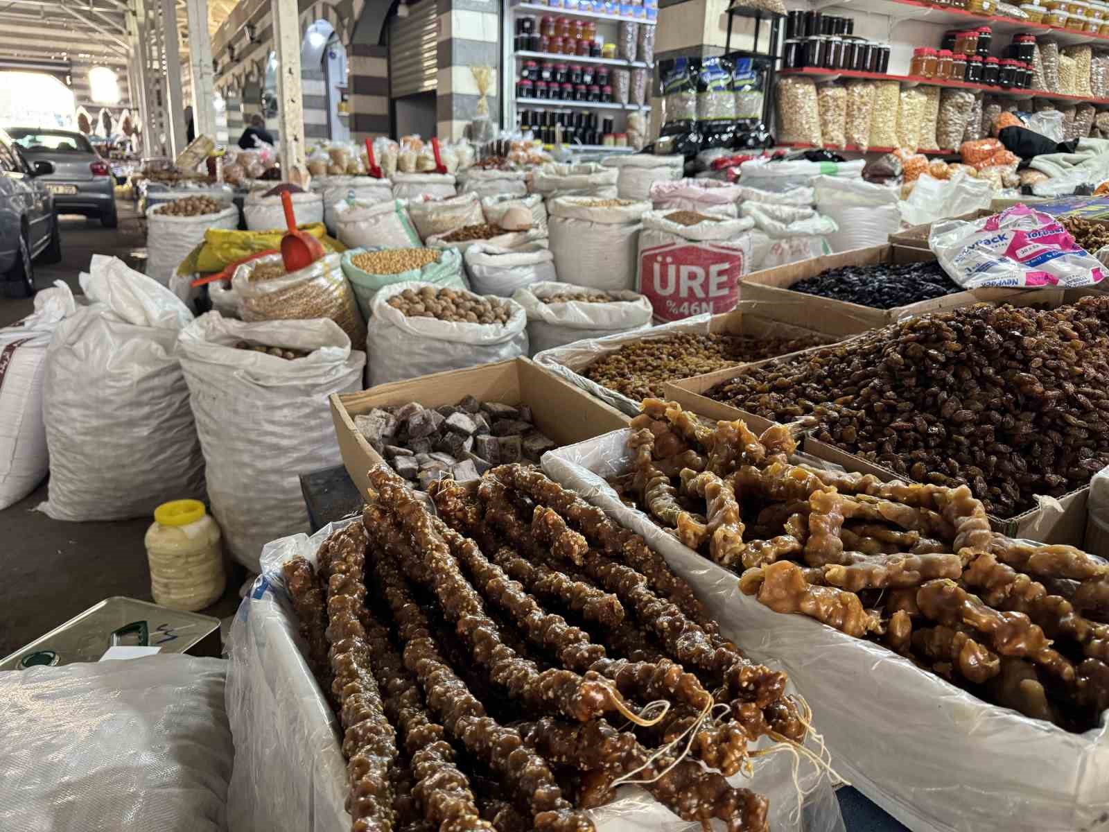 Kar yağışı vatandaşın kuru yemişe talebini arttırdı
