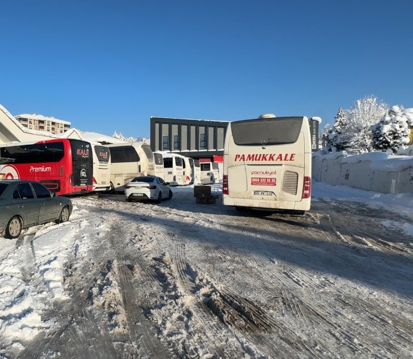 Kar yağışı ve kazalar nedeniyle trafik kapatıldı yolcular otobüslerde sabahladı
