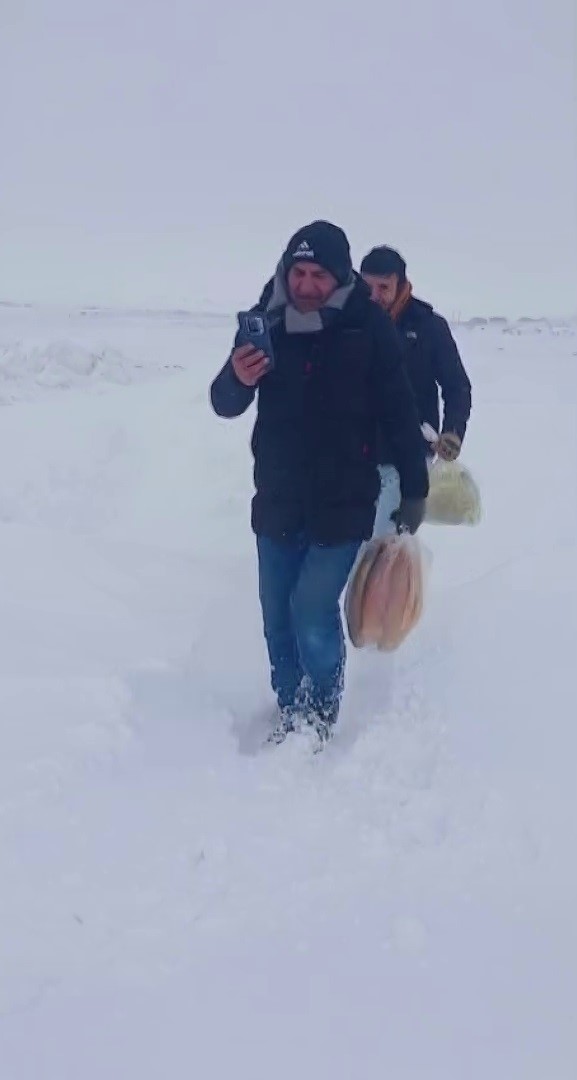 Kar yağışı yolları kapattı, kırsalda yaşayanlar temel ihtiyaçlarını karşılamak için kilometrelerce yol yürüdü
