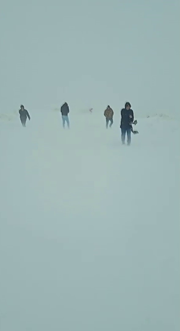 Kar yağışı yolları kapattı, kırsalda yaşayanlar temel ihtiyaçlarını karşılamak için kilometrelerce yol yürüdü
