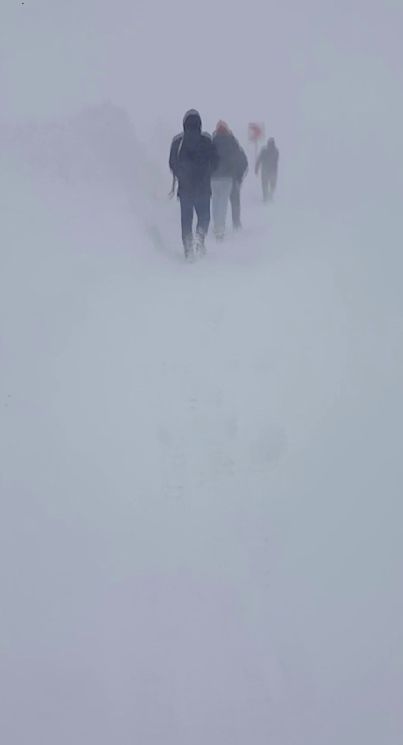 Kar yağışı yolları kapattı, kırsalda yaşayanlar temel ihtiyaçlarını karşılamak için kilometrelerce yol yürüdü
