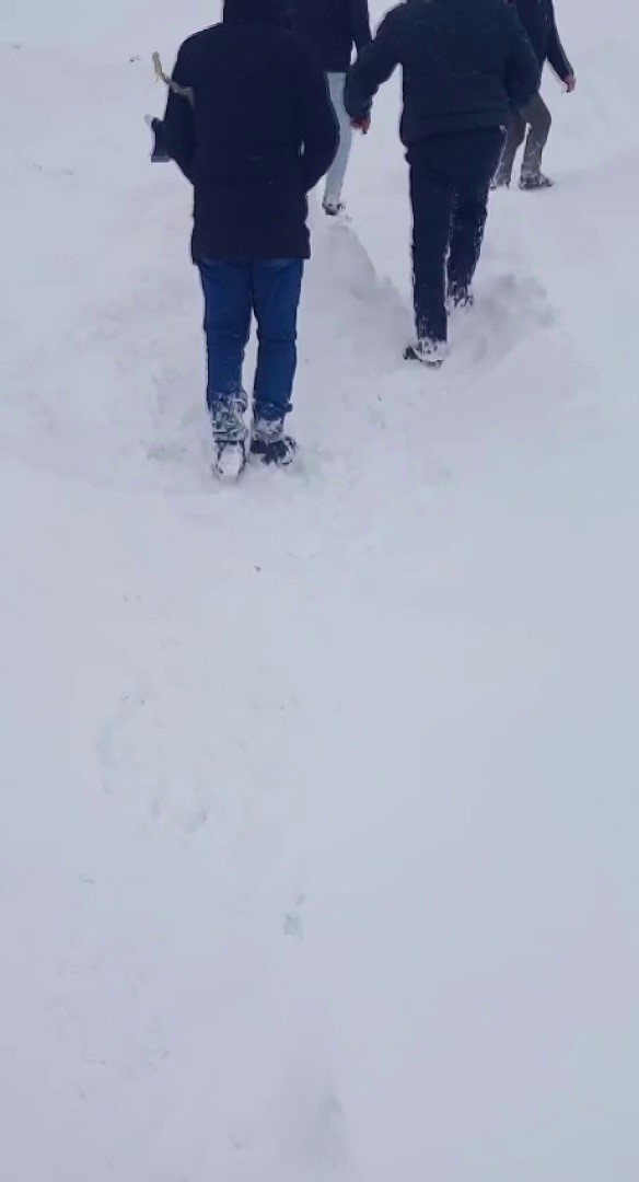 Kar yağışı yolları kapattı, kırsalda yaşayanlar temel ihtiyaçlarını karşılamak için kilometrelerce yol yürüdü
