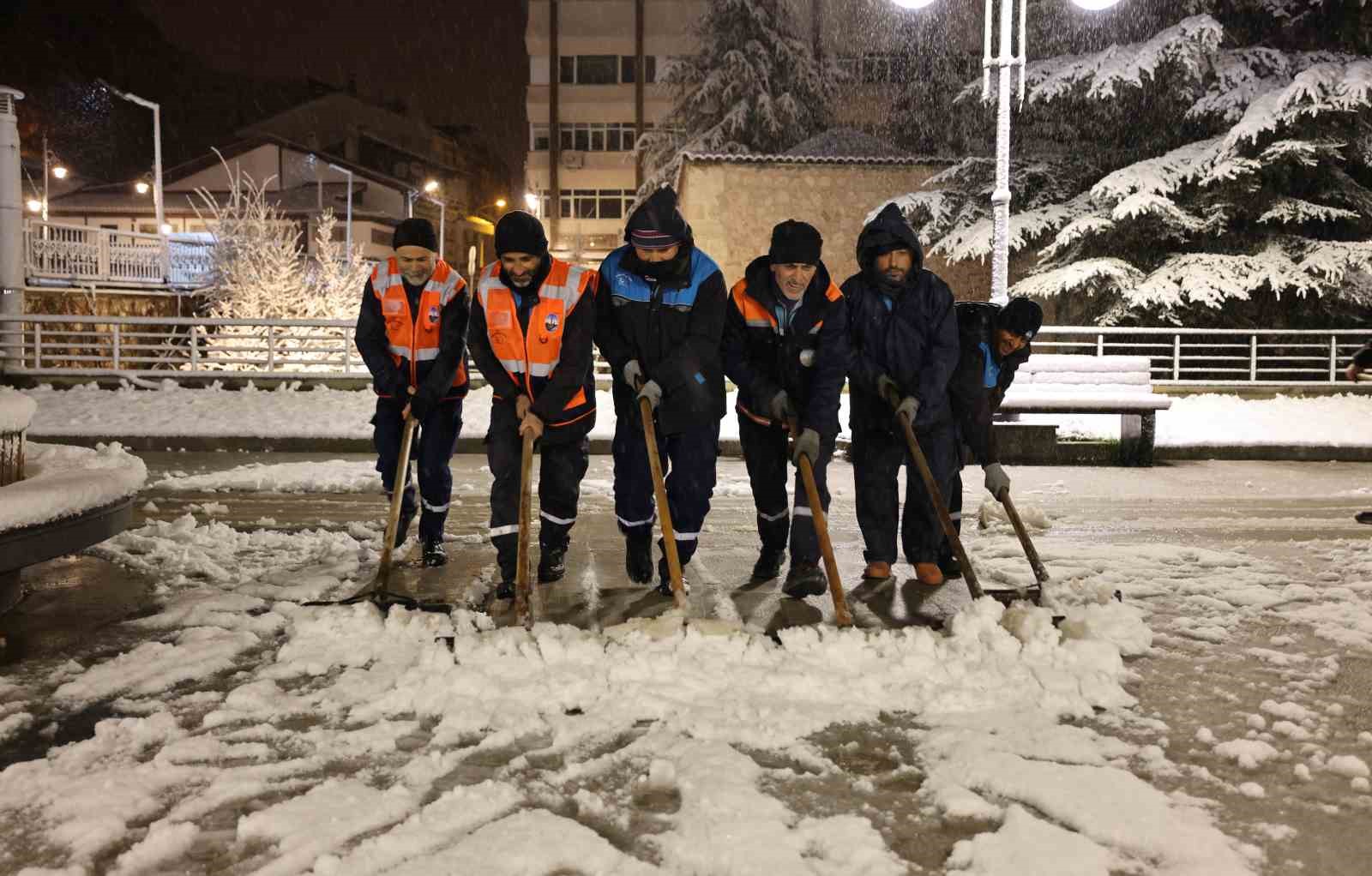 Kar yağışına karşı Tokat Belediyesi’nden etkin mücadele
