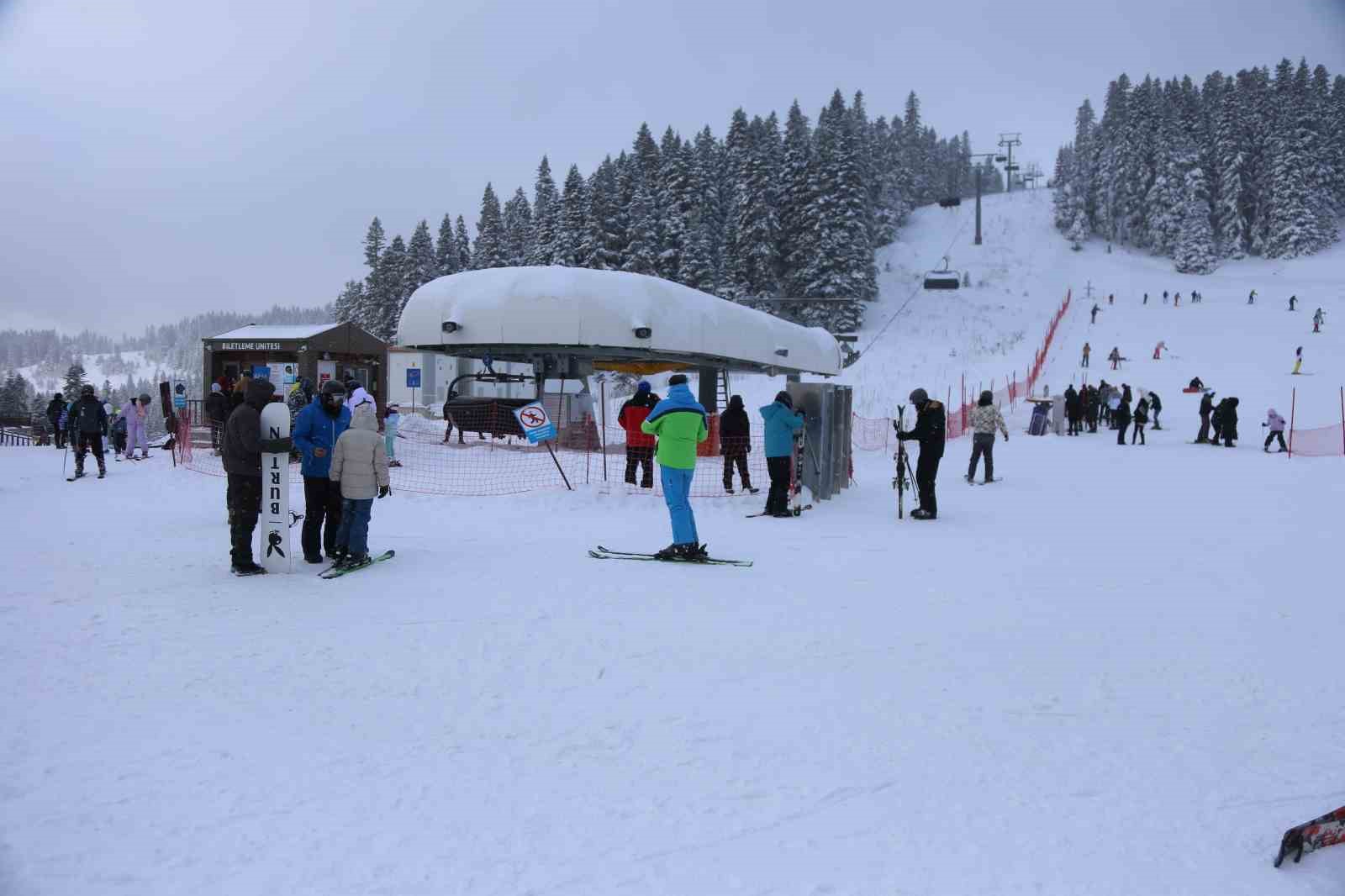 Kar yağışını fırsat bilen kayakçılar, Ilgaz Yurduntepe Kayak Merkezi’ne akın etti
Kar yağışını fırsat bilen kayakçılar, Ilgaz Yurduntepe Kayak Merkezi’ne akın etti