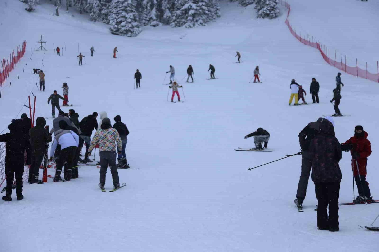 Kar yağışını fırsat bilen kayakçılar, Ilgaz Yurduntepe Kayak Merkezi’ne akın etti
Kar yağışını fırsat bilen kayakçılar, Ilgaz Yurduntepe Kayak Merkezi’ne akın etti