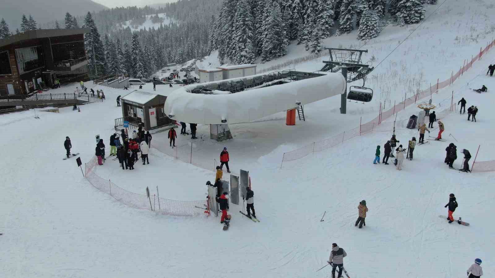 Kar yağışını fırsat bilen kayakçılar, Ilgaz Yurduntepe Kayak Merkezi’ne akın etti
Kar yağışını fırsat bilen kayakçılar, Ilgaz Yurduntepe Kayak Merkezi’ne akın etti