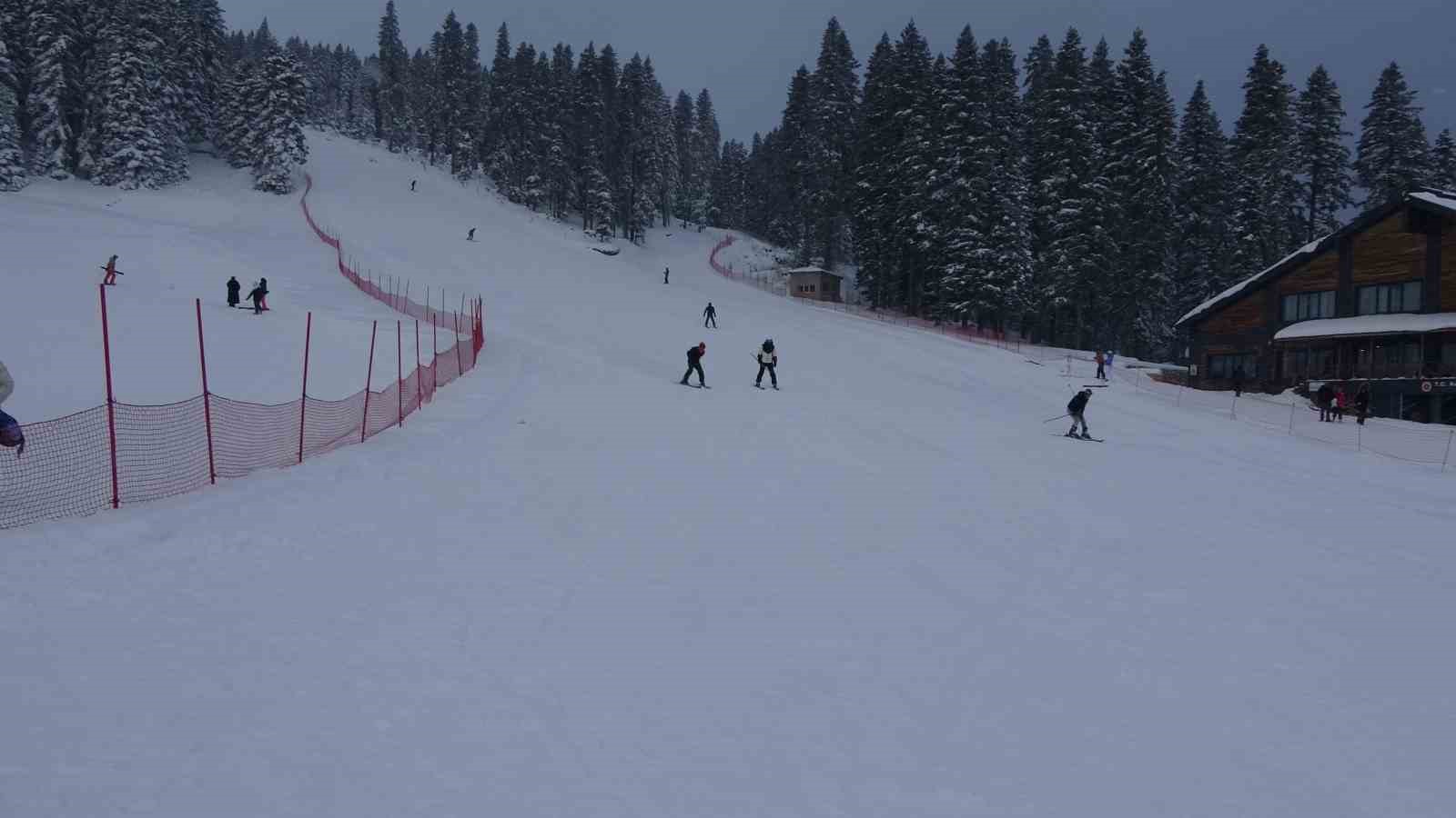 Kar yağışını fırsat bilen kayakçılar, Ilgaz Yurduntepe Kayak Merkezi’ne akın etti
Kar yağışını fırsat bilen kayakçılar, Ilgaz Yurduntepe Kayak Merkezi’ne akın etti