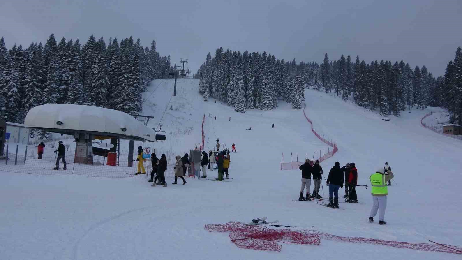 Kar yağışını fırsat bilen kayakçılar, Ilgaz Yurduntepe Kayak Merkezi’ne akın etti
Kar yağışını fırsat bilen kayakçılar, Ilgaz Yurduntepe Kayak Merkezi’ne akın etti