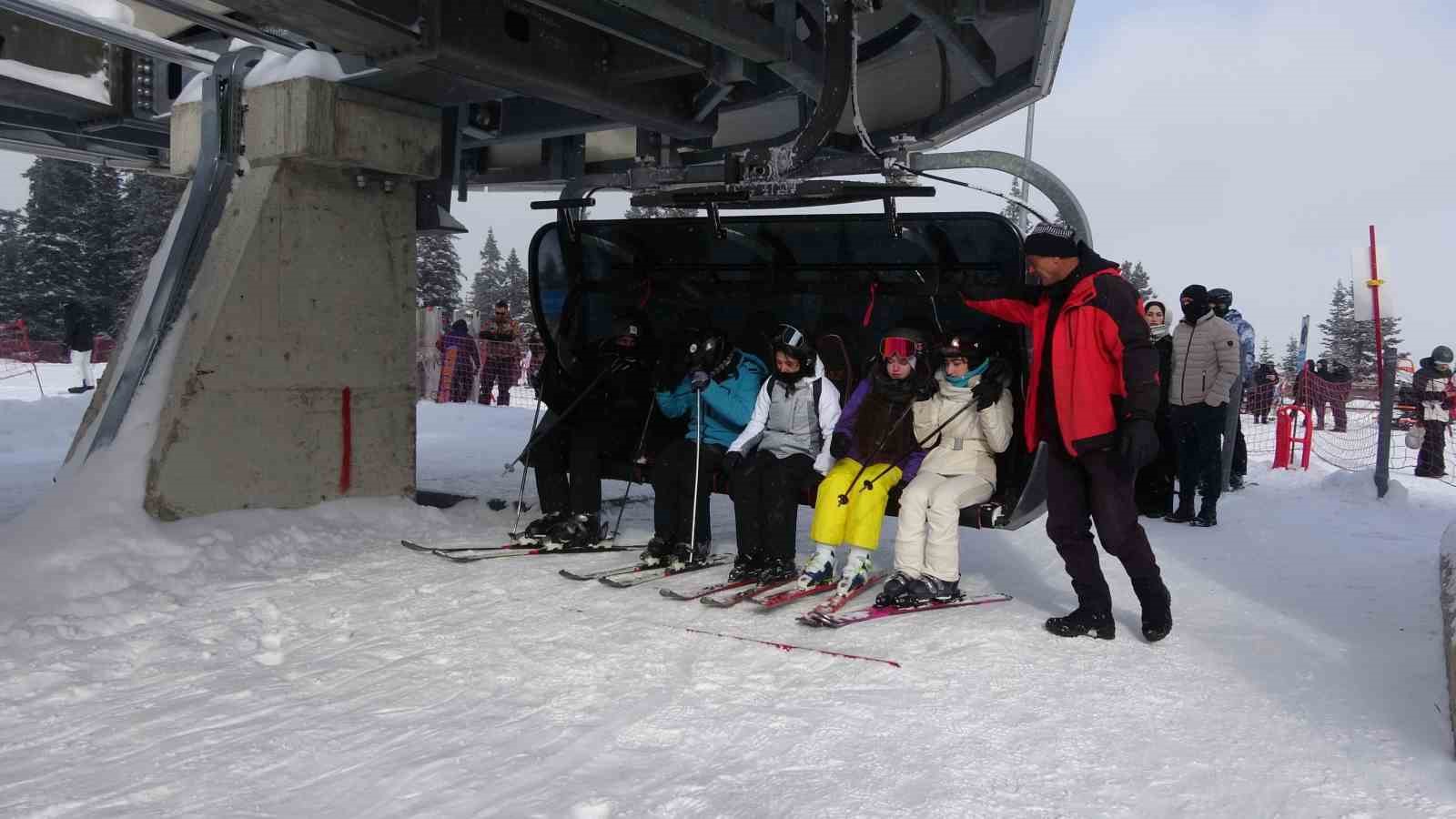 Kar yağışını fırsat bilen kayakçılar, Ilgaz Yurduntepe Kayak Merkezi’ne akın etti
Kar yağışını fırsat bilen kayakçılar, Ilgaz Yurduntepe Kayak Merkezi’ne akın etti