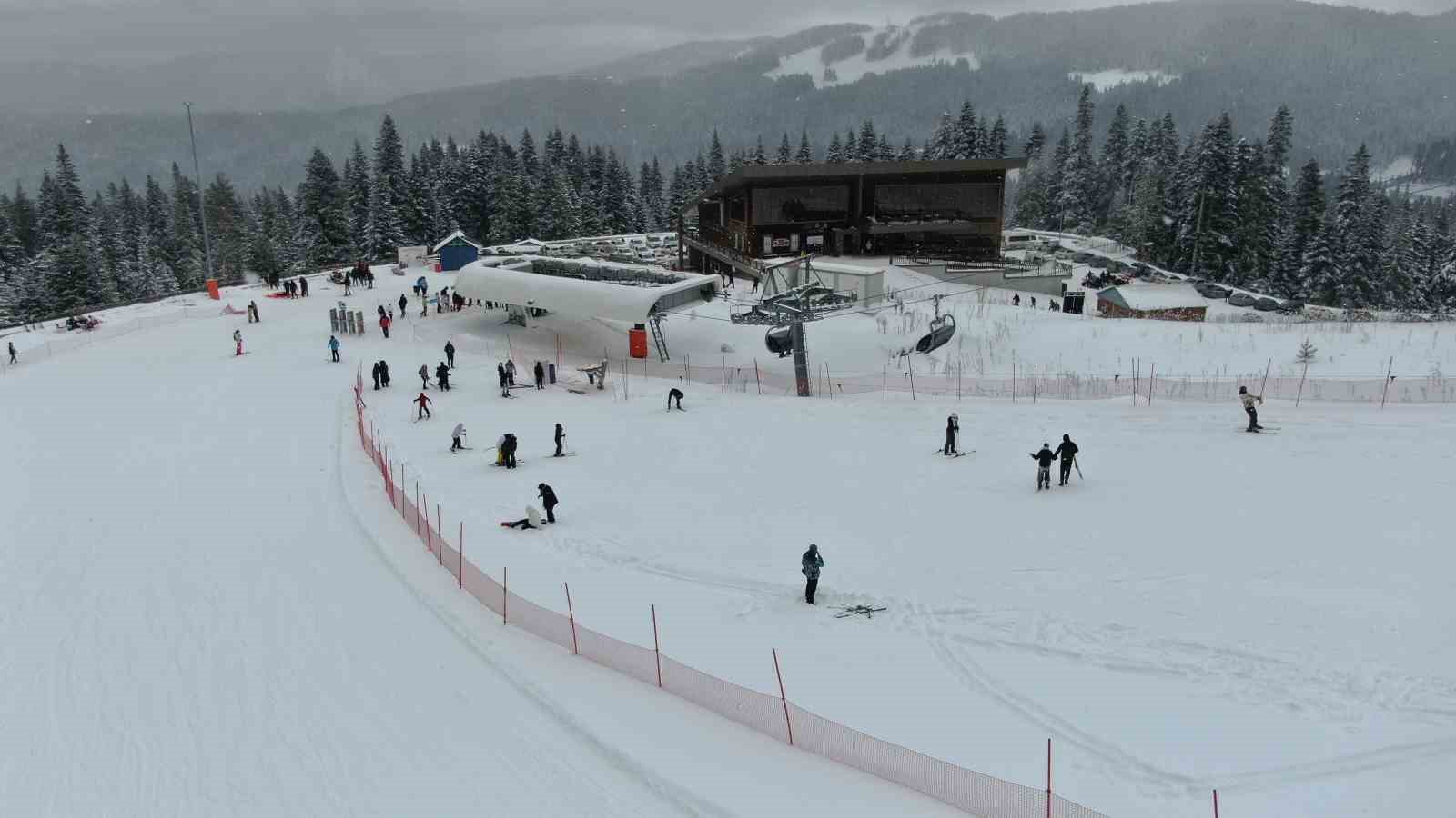 Kar yağışını fırsat bilen kayakçılar, Ilgaz Yurduntepe Kayak Merkezi’ne akın etti
Kar yağışını fırsat bilen kayakçılar, Ilgaz Yurduntepe Kayak Merkezi’ne akın etti