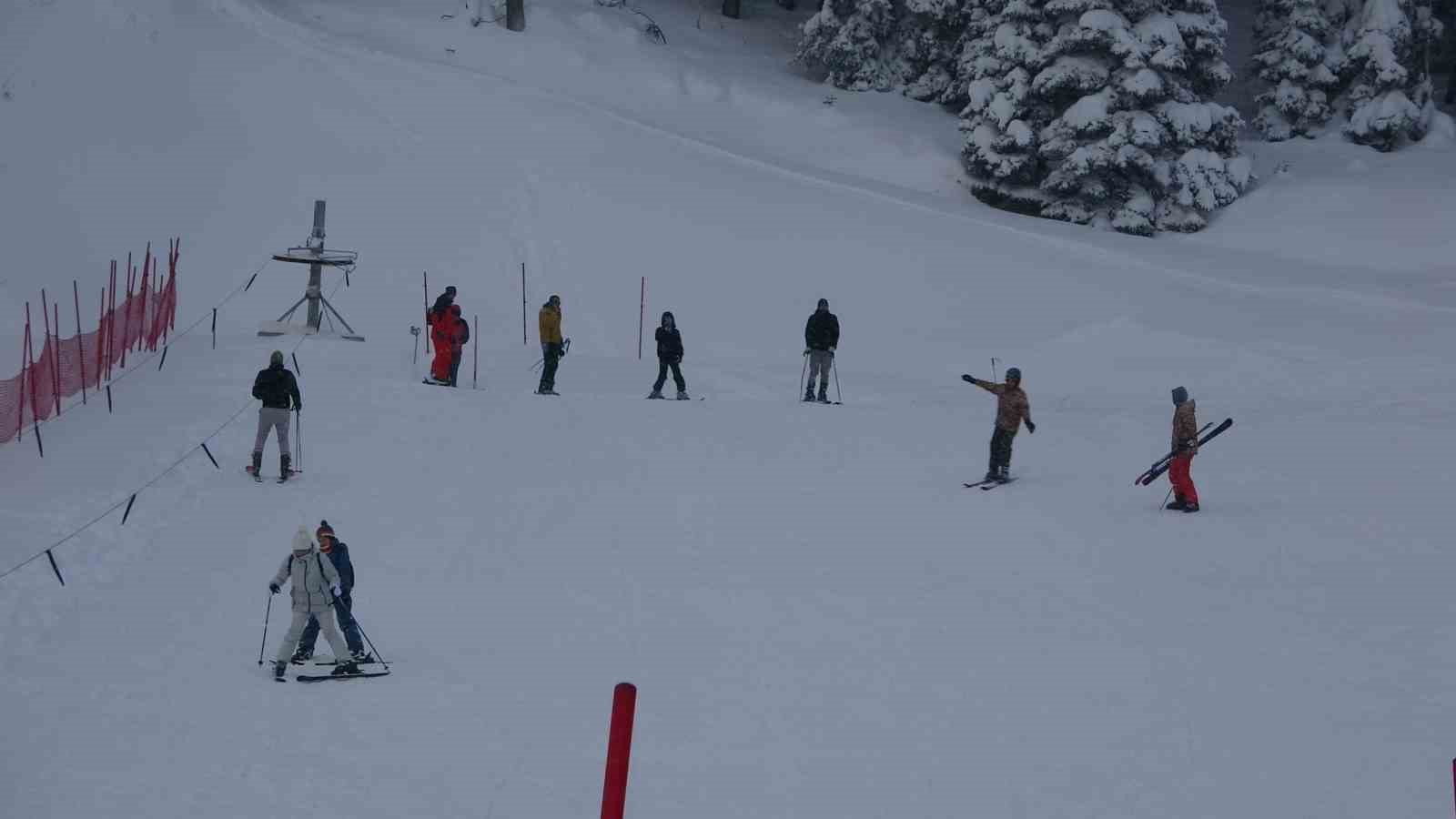 Kar yağışını fırsat bilen kayakçılar, Ilgaz Yurduntepe Kayak Merkezi’ne akın etti
Kar yağışını fırsat bilen kayakçılar, Ilgaz Yurduntepe Kayak Merkezi’ne akın etti