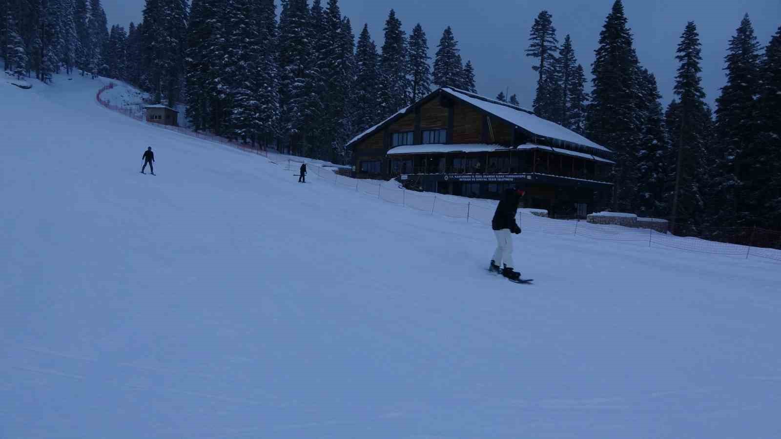 Kar yağışını fırsat bilen kayakçılar, Ilgaz Yurduntepe Kayak Merkezi’ne akın etti
Kar yağışını fırsat bilen kayakçılar, Ilgaz Yurduntepe Kayak Merkezi’ne akın etti
