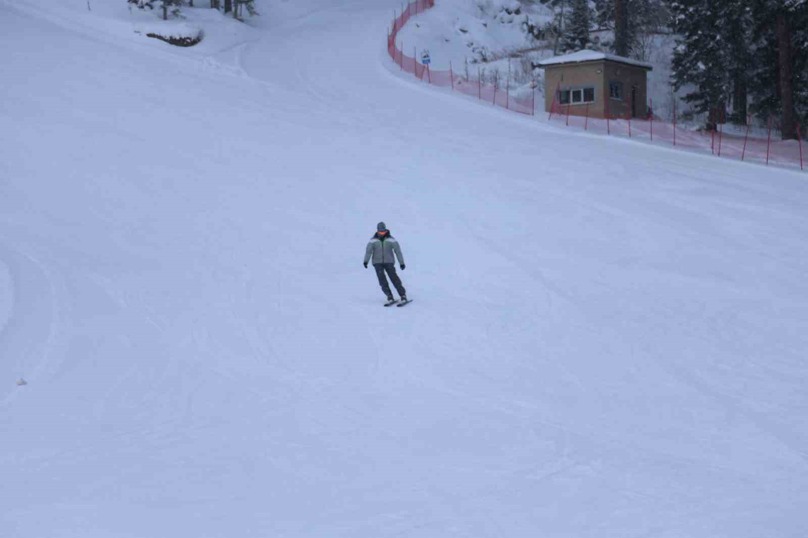 Kar yağışını fırsat bilen kayakçılar, Ilgaz Yurduntepe Kayak Merkezi’ne akın etti
Kar yağışını fırsat bilen kayakçılar, Ilgaz Yurduntepe Kayak Merkezi’ne akın etti
