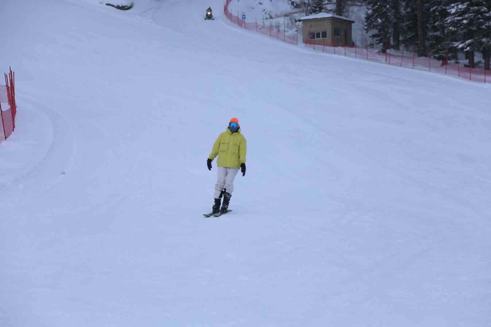 Kar yağışını fırsat bilen kayakçılar, Ilgaz Yurduntepe Kayak Merkezi’ne akın etti
Kar yağışını fırsat bilen kayakçılar, Ilgaz Yurduntepe Kayak Merkezi’ne akın etti