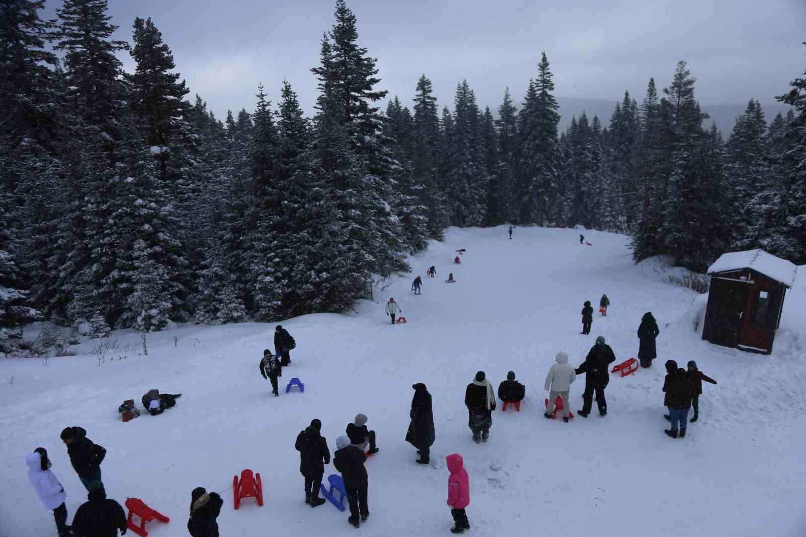 Kar yağışını fırsat bilen kayakçılar, Ilgaz Yurduntepe Kayak Merkezi’ne akın etti
Kar yağışını fırsat bilen kayakçılar, Ilgaz Yurduntepe Kayak Merkezi’ne akın etti