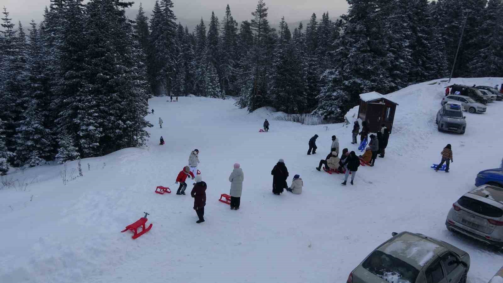 Kar yağışını fırsat bilen kayakçılar, Ilgaz Yurduntepe Kayak Merkezi’ne akın etti
Kar yağışını fırsat bilen kayakçılar, Ilgaz Yurduntepe Kayak Merkezi’ne akın etti