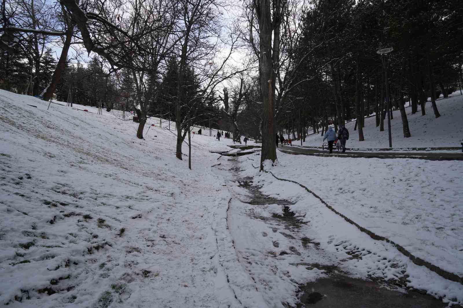 Kar yağışını fırsata çeviren Ankaralılar parklara akın etti
Kar yağışını fırsata çeviren Ankaralılar parklara akın etti