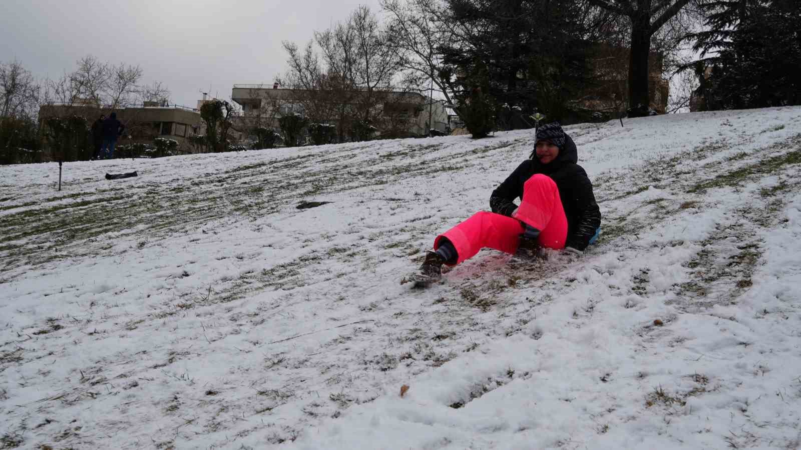 Kar yağışını fırsata çeviren Ankaralılar parklara akın etti
Kar yağışını fırsata çeviren Ankaralılar parklara akın etti