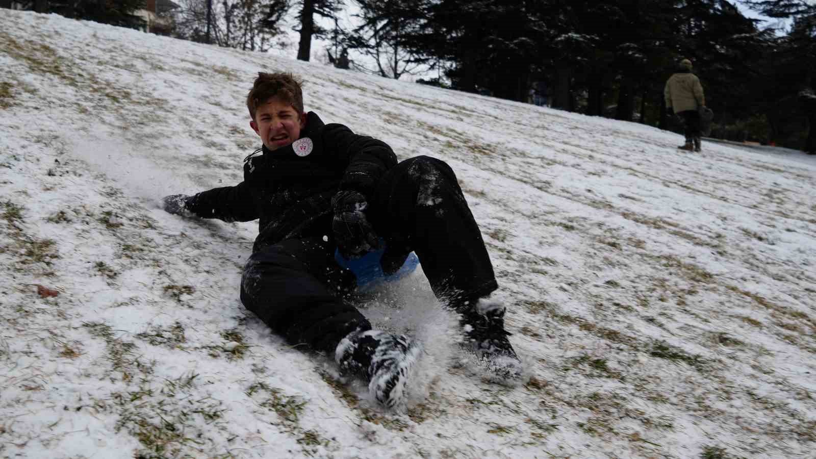 Kar yağışını fırsata çeviren Ankaralılar parklara akın etti
Kar yağışını fırsata çeviren Ankaralılar parklara akın etti