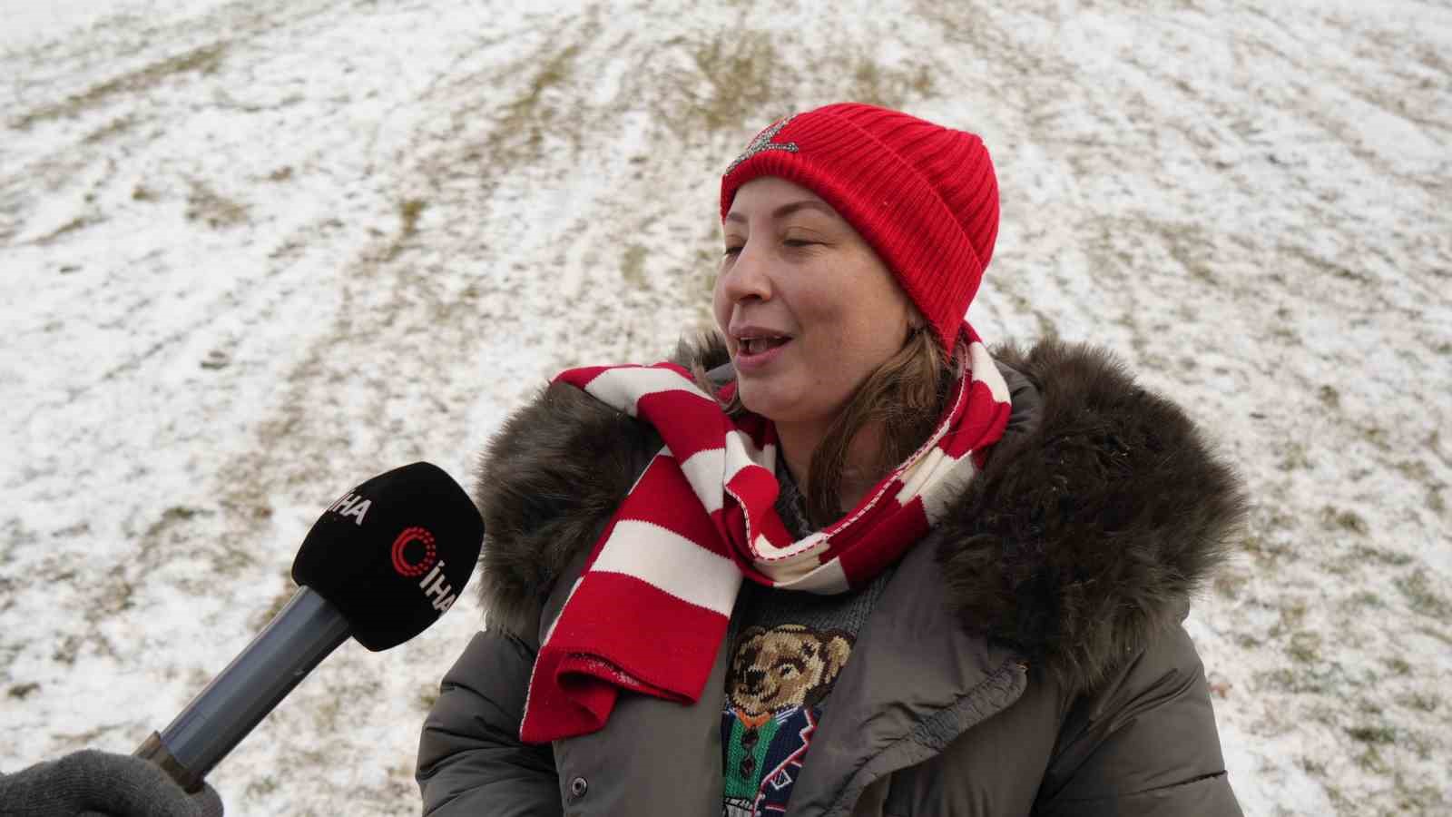 Kar yağışını fırsata çeviren Ankaralılar parklara akın etti
Kar yağışını fırsata çeviren Ankaralılar parklara akın etti