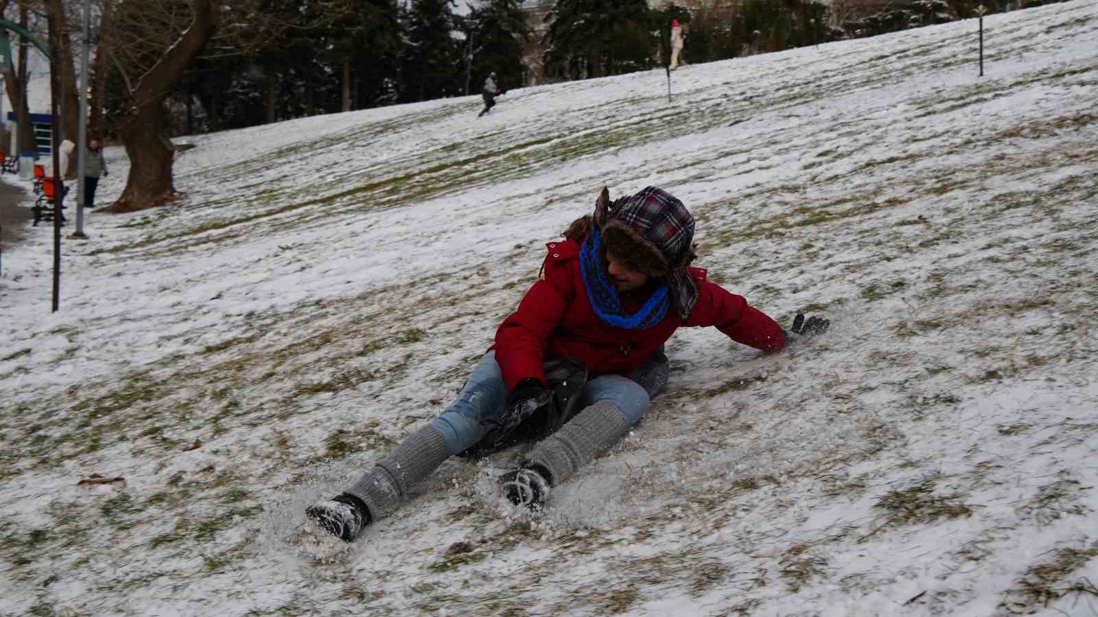Kar yağışını fırsata çeviren Ankaralılar parklara akın etti
Kar yağışını fırsata çeviren Ankaralılar parklara akın etti