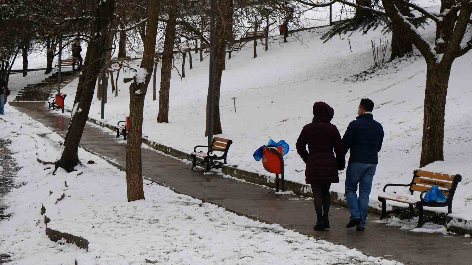 Kar yağışını fırsata çeviren Ankaralılar parklara akın etti
Kar yağışını fırsata çeviren Ankaralılar parklara akın etti
