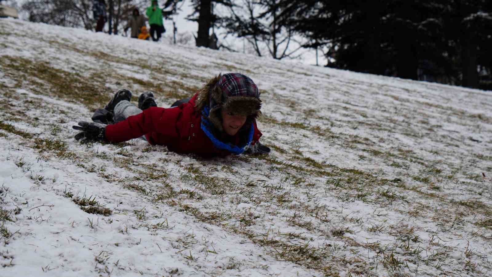 Kar yağışını fırsata çeviren Ankaralılar parklara akın etti
Kar yağışını fırsata çeviren Ankaralılar parklara akın etti