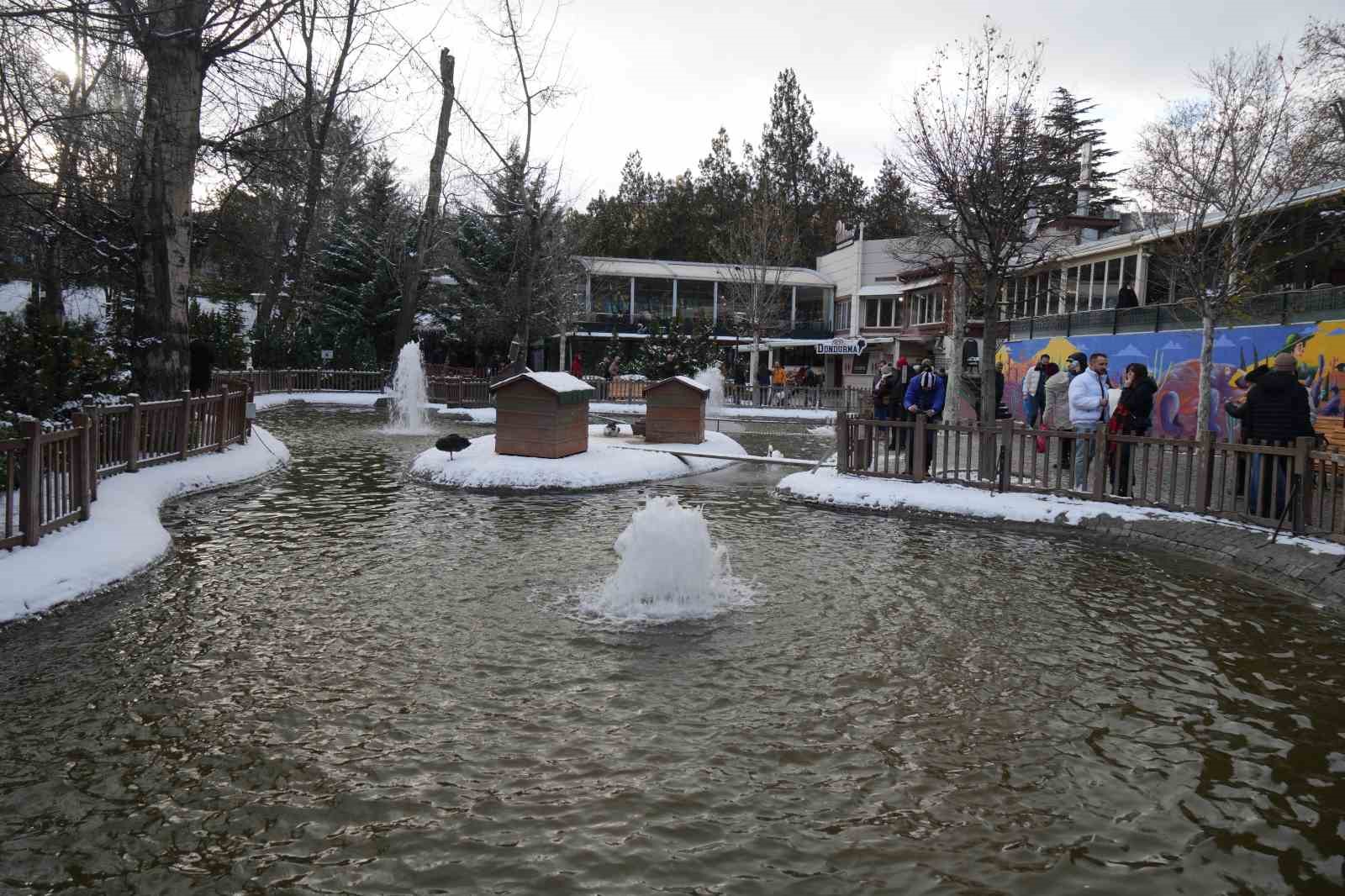 Kar yağışını fırsata çeviren Ankaralılar parklara akın etti
Kar yağışını fırsata çeviren Ankaralılar parklara akın etti