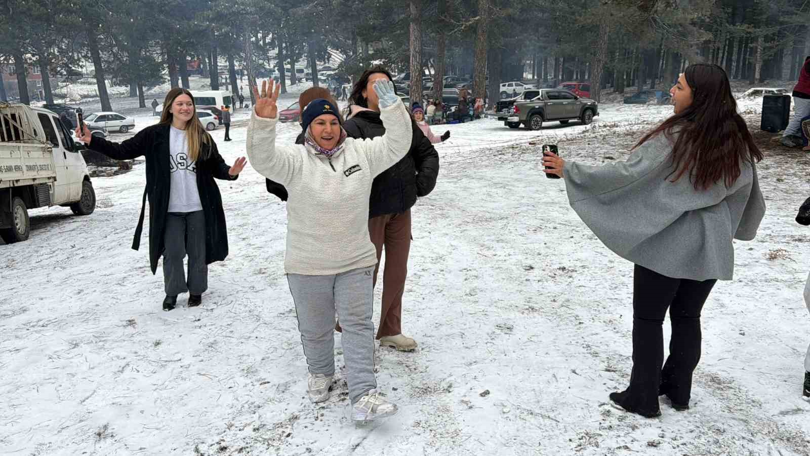 Kar yağışını göbek atarak kutladılar
