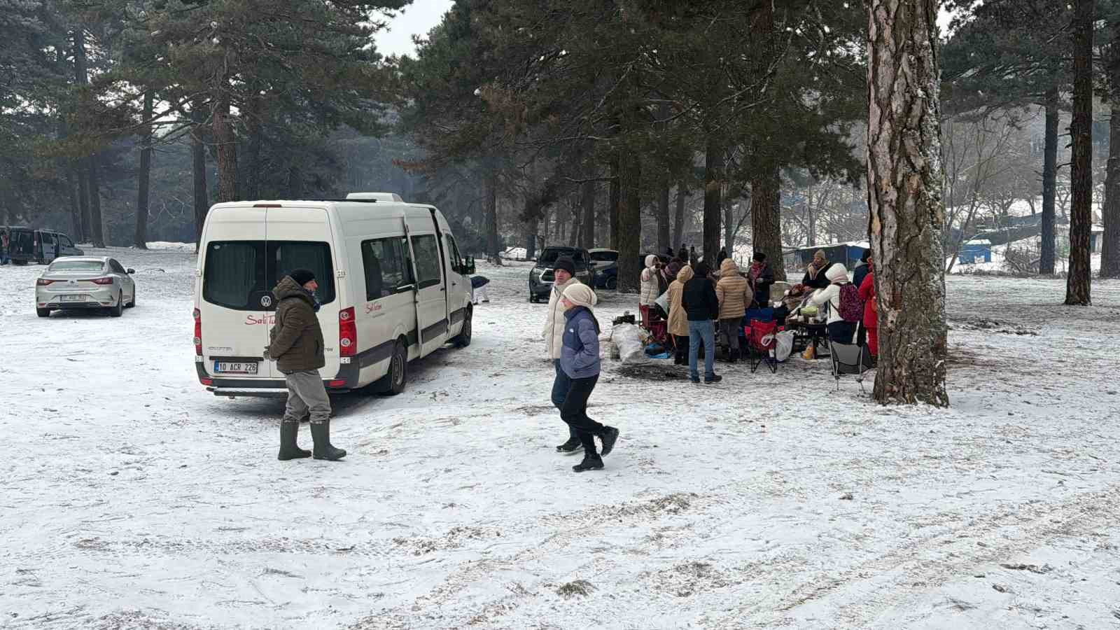 Kar yağışını göbek atarak kutladılar
