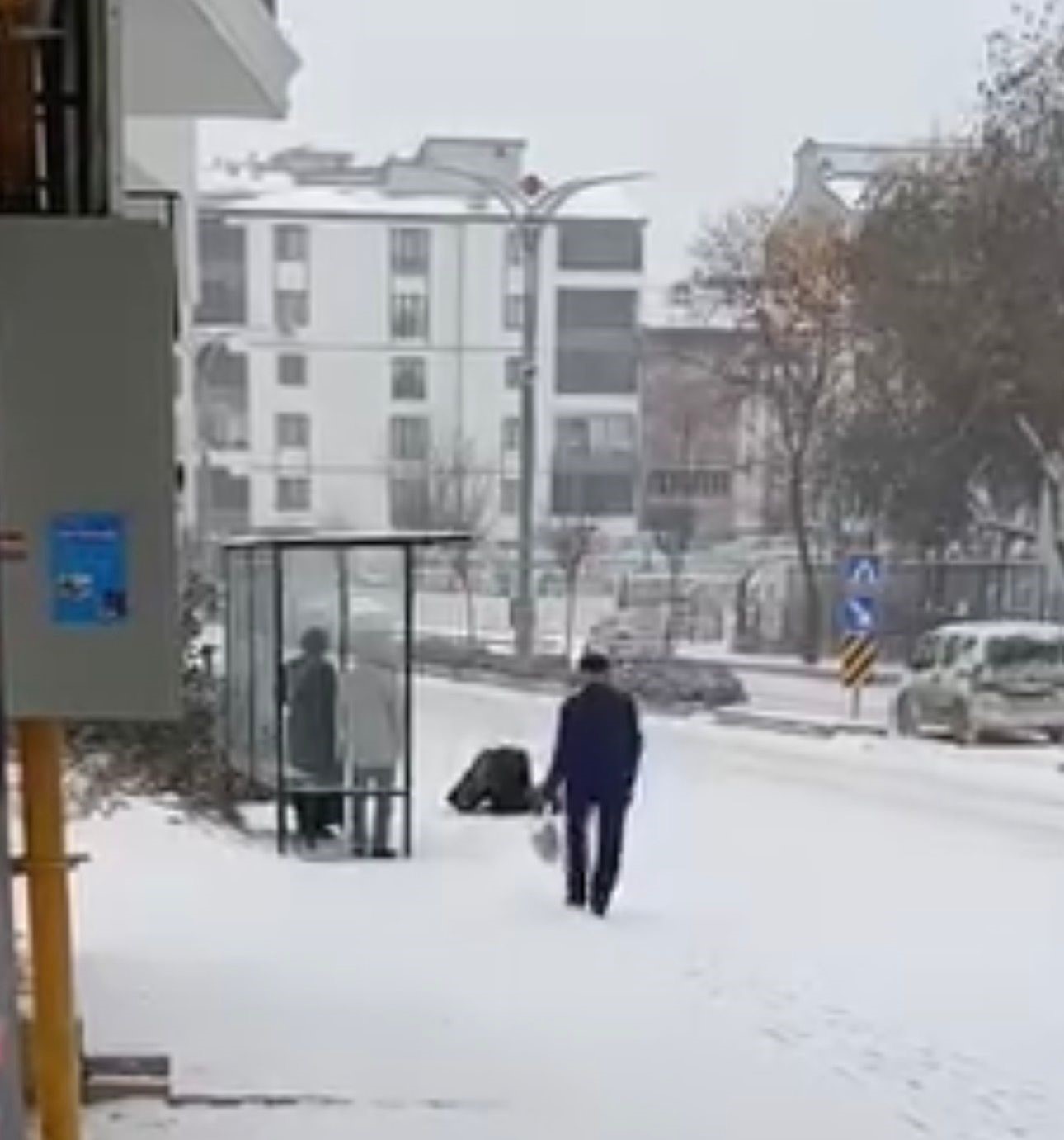 Kar yağışını görünce cadde ortasında secde etti
