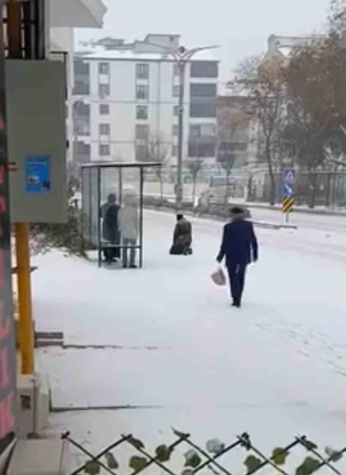 Kar yağışını görünce cadde ortasında secde etti
