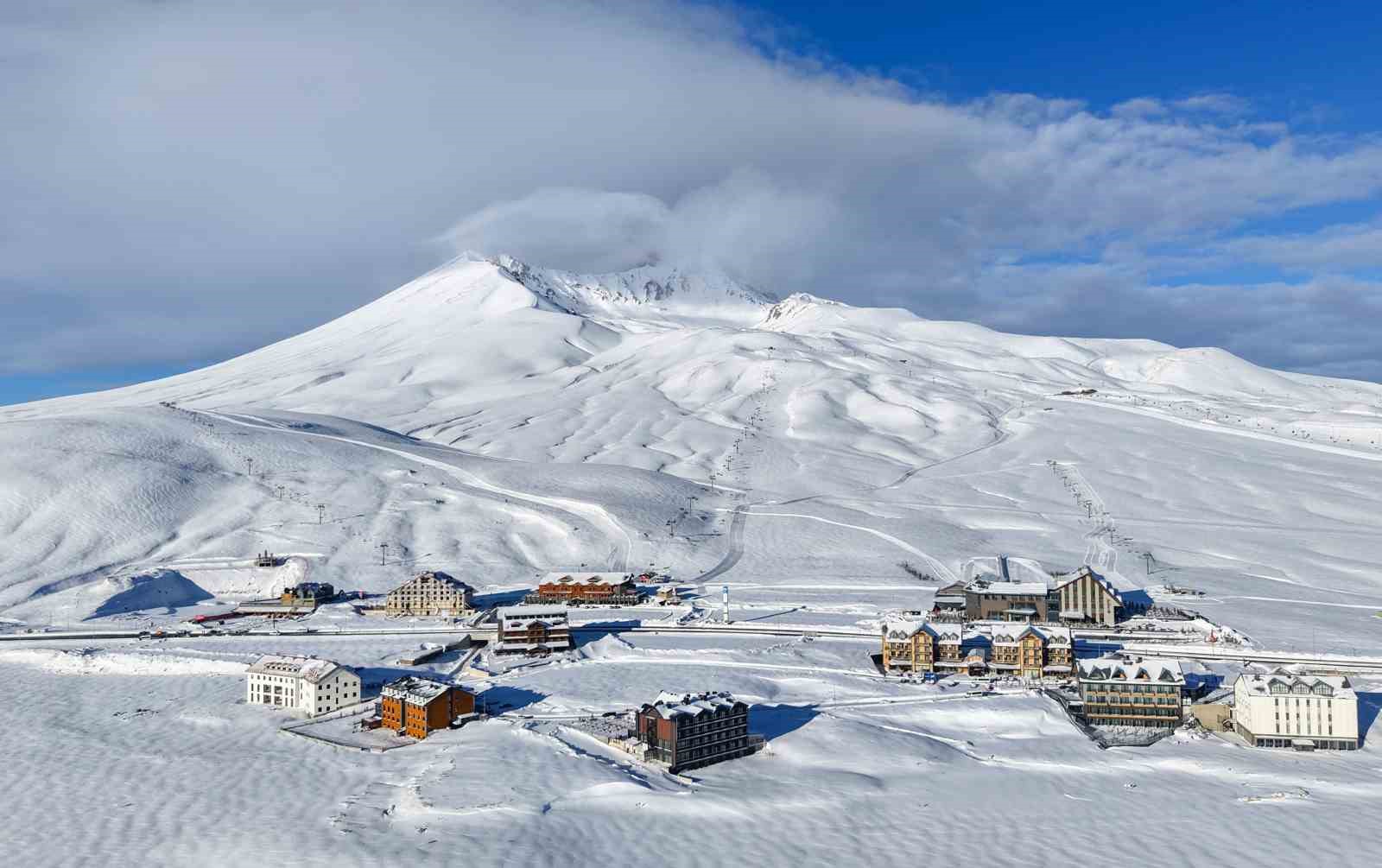 Kar yağışının ardından Erciyes’te kartpostallık görüntüler
