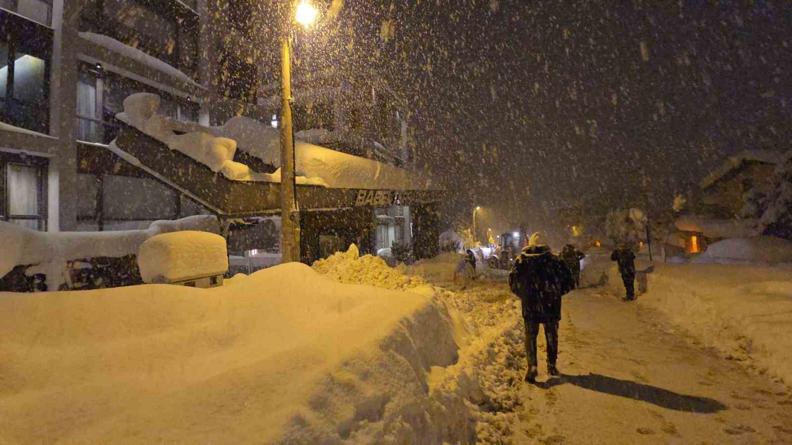 Kar yükünü taşıyamayan site giriş tacında yıkılma tehlikesi
