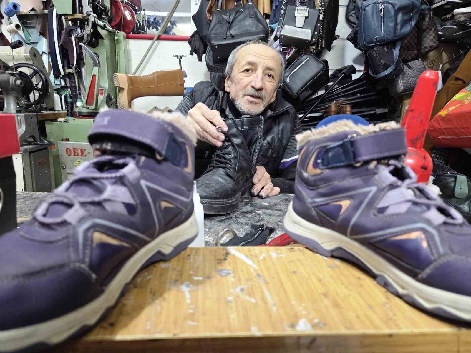 Kara kış ayakkabı tamircilerini ısıttı
