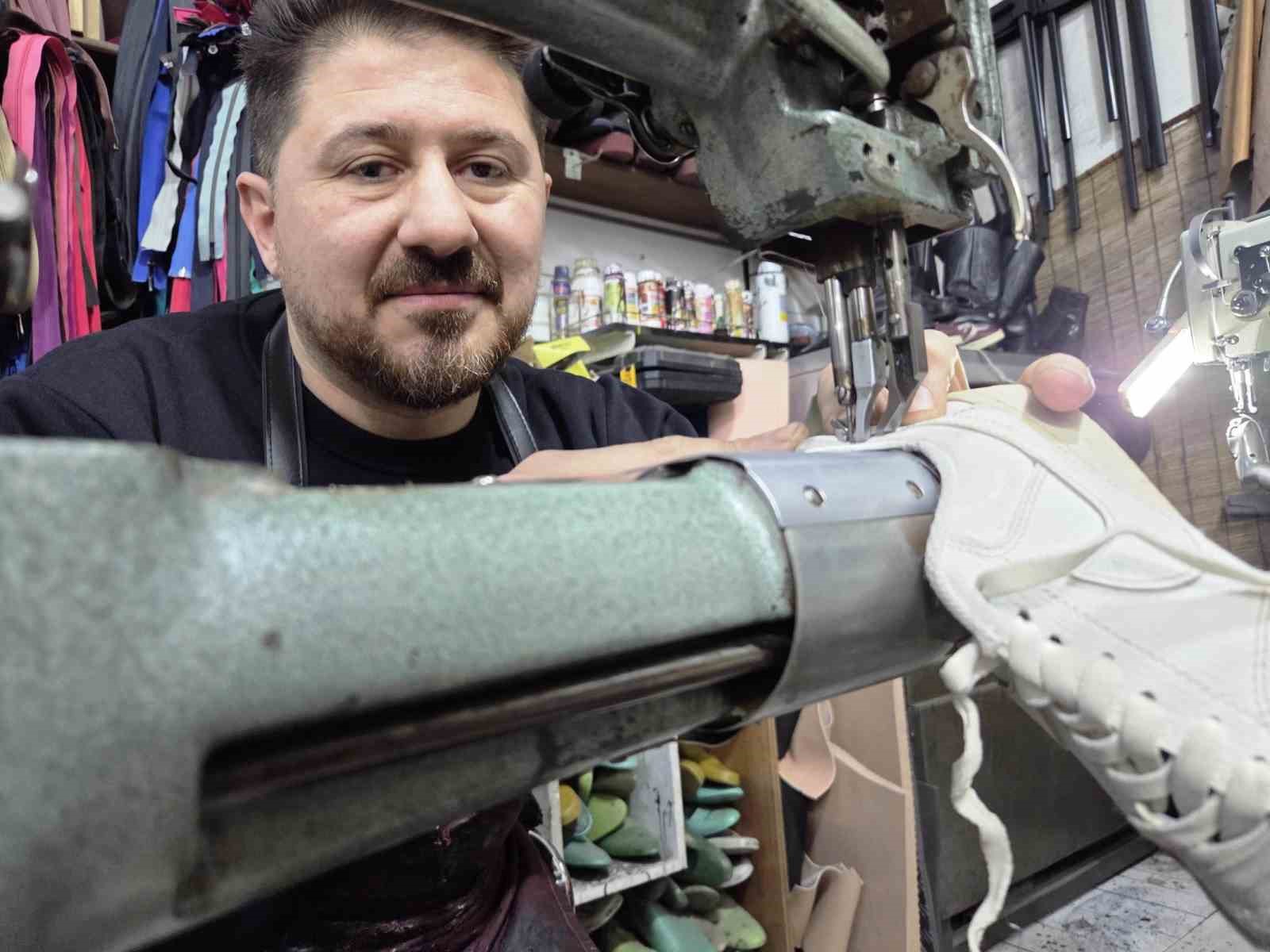 Kara kış ayakkabı tamircilerini ısıttı
