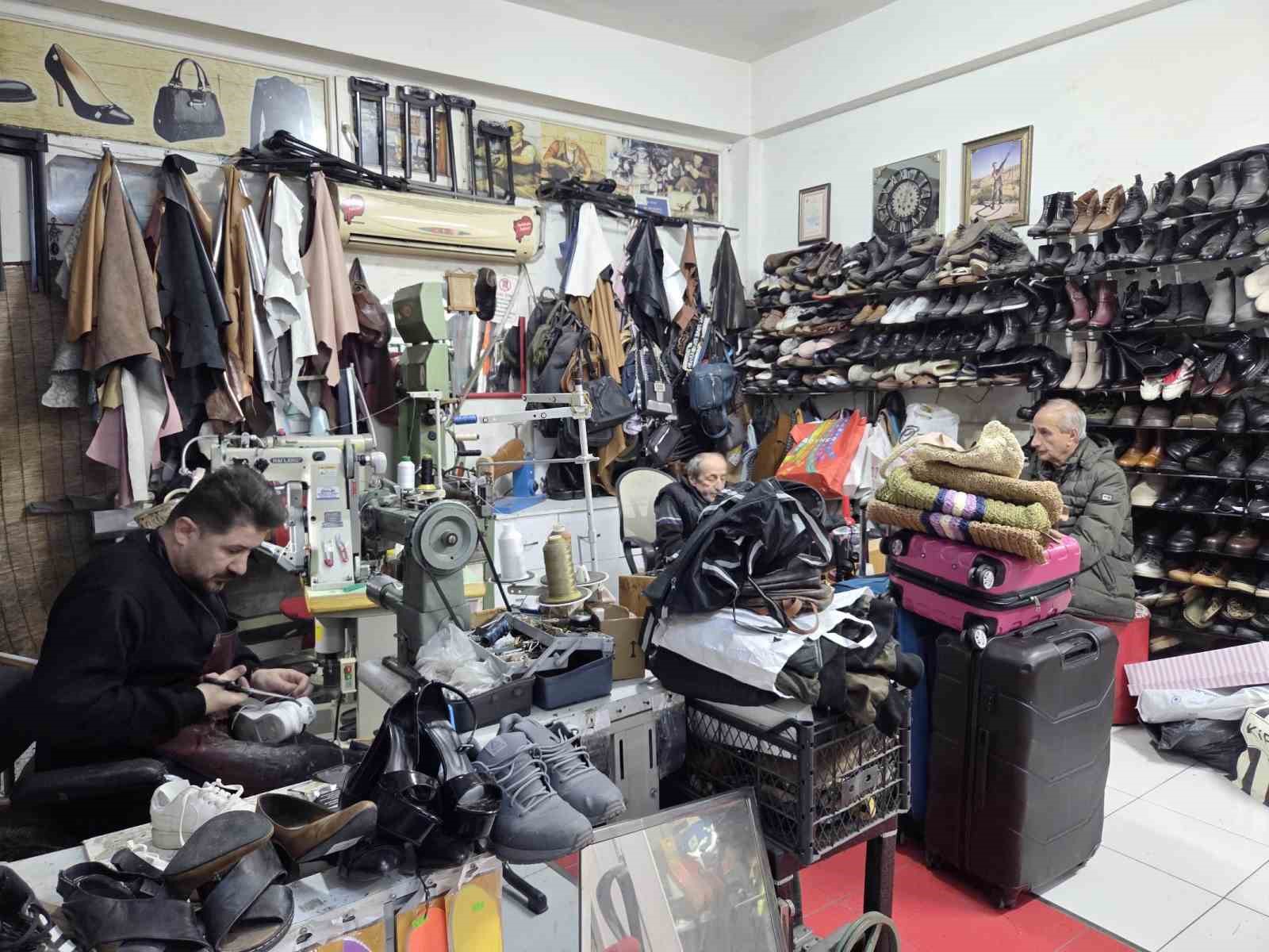 Kara kış ayakkabı tamircilerini ısıttı
