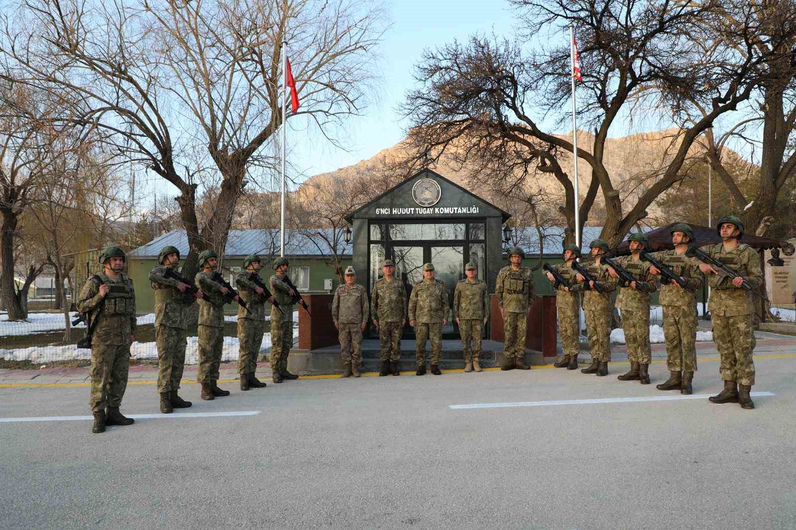 Kara Kuvvetleri Komutanı Orgeneral Tokel, Van’daki sınır karakollarında incelemelerde bulundu
