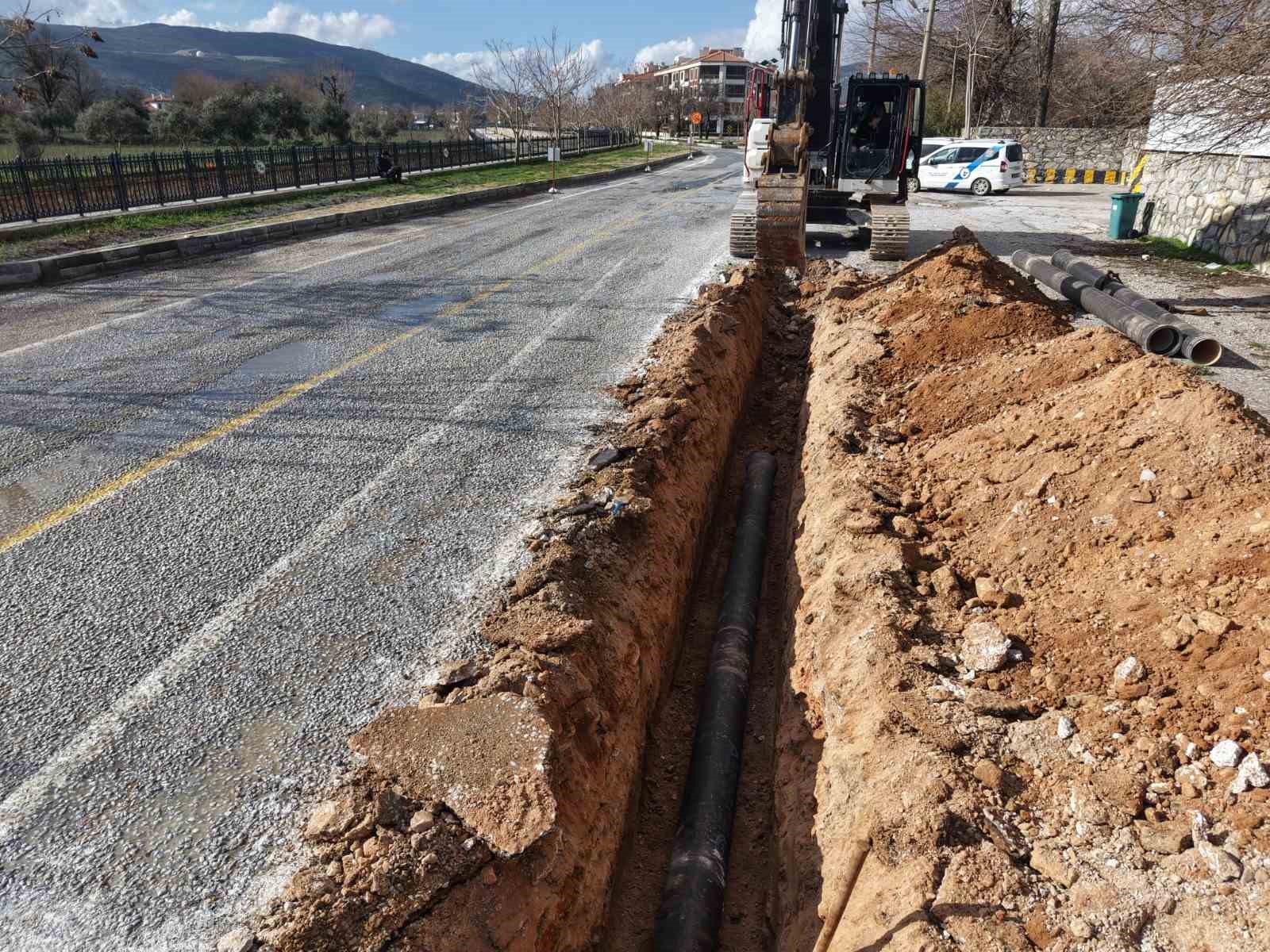 Karabağlar Yaylası girişinde içme suyu hat yenilemesi yapılıyor
