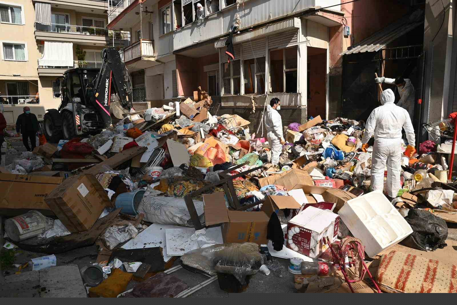 Karabağlar’da çöp evden 12 kamyon atık çıkarıldı
