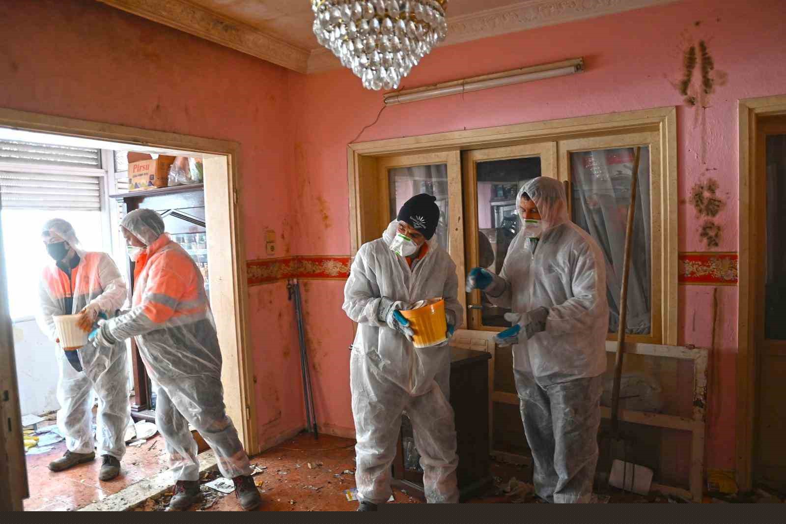 Karabağlar’da çöp evden 12 kamyon atık çıkarıldı
