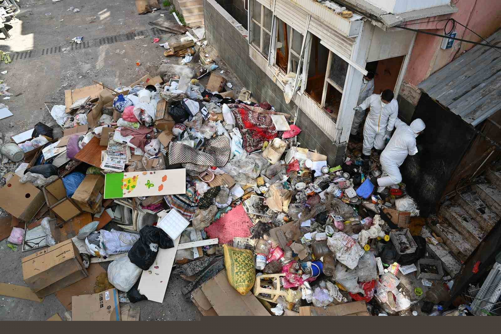 Karabağlar’da çöp evden 12 kamyon atık çıkarıldı
