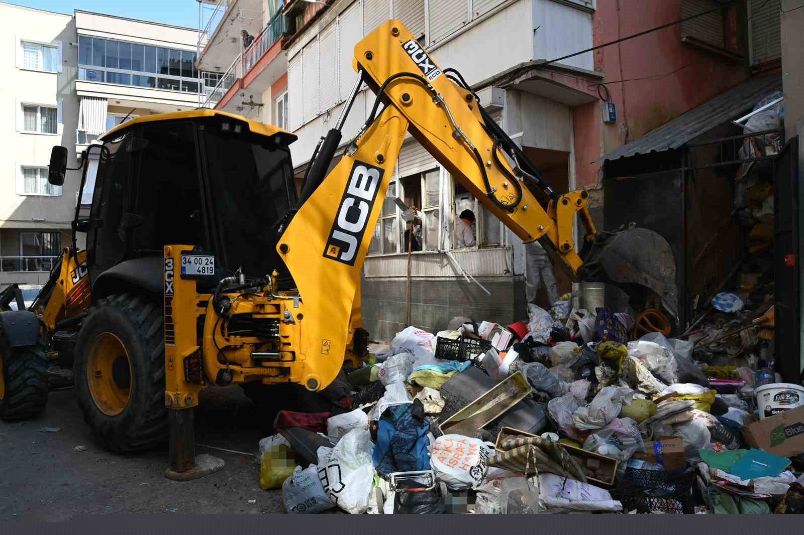 Karabağlar’da çöp evden 12 kamyon atık çıkarıldı
