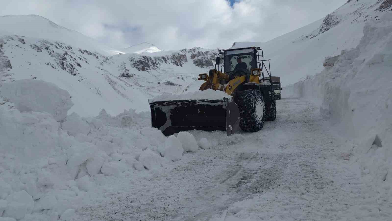 Karabet Geçidi’nde kar kalınlığı 2 metreyi geçti
