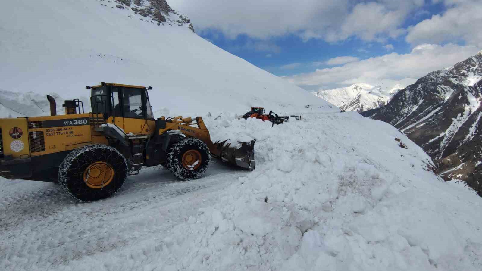 Karabet Geçidi’nde kar kalınlığı 2 metreyi geçti

