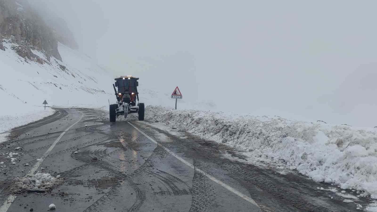 Karabet Geçidi’nde kar kalınlığı 2 metreyi geçti
